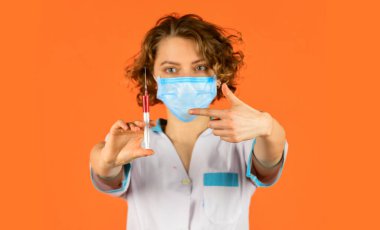 Doktor şırıngayı dolduruyor. Aşı kavramı. Coronavirüs 'ü durdurun. İğneli tıbbi plastik aşı ekipmanı. Hemşire ya da doktor. Sıvı uyuşturucu ya da uyuşturucu. Hastanede sağlık hizmeti