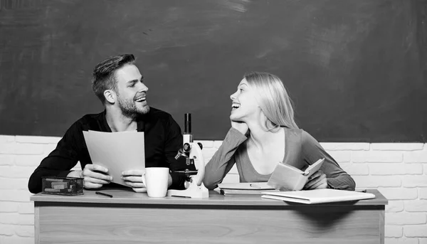 Escola em casa. Um par de homens e mulheres na sala de aula. De volta à escola. Escola moderna. Dia do conhecimento. Vida estudantil. Lição e quadro negro. Dia dos professores. Um casal feliz. Parabéns. — Fotografia de Stock