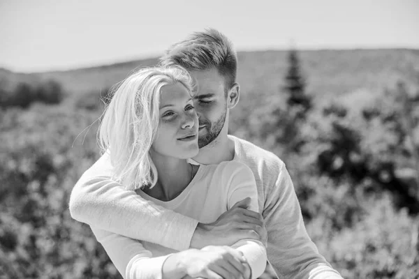 Amo-te mais do que ontem. casal apaixonado. Casal. homem e menina sorrindo. Ele fá-la feliz. Feliz por estarmos juntos. compreensão e apoio. uma relação romântica. relação de amor de par — Fotografia de Stock