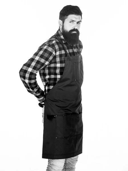 Restauration rapide. Sérieux cuisinier barbu. Personnel du restaurant. Prêt à cuisiner. Tablier d'usure hipster barbu pour barbecue. Torréfaction et grillage des aliments. Pique-nique et barbecue. Homme cuisinier hipster brutal — Photo