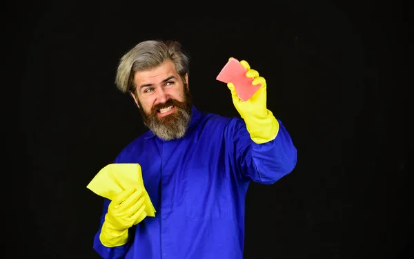 Desinfecção pelo vírus. Luvas de borracha protectoras. Casa limpa. Destruir microrganismos. Conceito de desinfecção. Limpador barbudo em uniforme azul. Limpeza de primavera. Casa limpa do Hipster. Vírus e micróbios — Fotografia de Stock