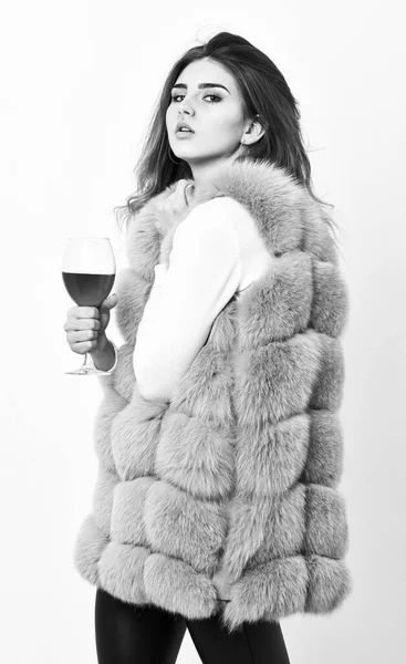 Ragioni bere vino rosso in inverno. Alcol e freddo. Alle donne piace il vino. Ragazza moda trucco indossare pelliccia tenere bicchiere di vino. Lady acconciatura riccia come vino costoso. Concetto vita di lusso — Foto Stock