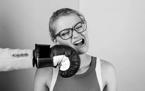 Golpeando por nocaut. quién tiene razón. Fuerza y potencia. la vida familiar. hombre guante de boxeo vencer a la mujer. problemas en la relación. Deporte. mujer secretaria derrotada por el hombre. concepto de violencia — Foto de Stock