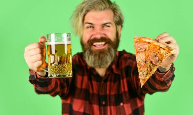 Pizza paylaşıldığında daha iyidir. Pizzacı. Gurme yemeği. Neşeli sakallı hippi adam pizza tutuyor. Aç adam pizza yiyecek ve bira içecek. Barda mükemmel bir dinlenme. Sonunda pizza zamanı.