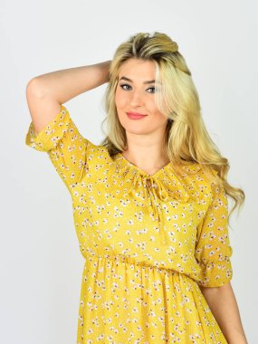 Saf güzellik. Uzun, parlak saçlı, sarışın bir manken. Güzellik Salonu. Güzel ve seksi bir kızın portresi. Sıradan tarzda şık bir kadın. Kıyafet mağazası modası. Kendine güvenini ve çekiciliğini. Moda saç kesimi