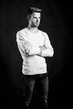 Sıradan tarzda yakışıklı bir adam. Erkek kılları günlük kıyafet giyer. Moda konsepti. Kıyafet dükkanı. Uzun kollu gömleğin son modellerini keşfet. Rahat ve rahat hissediyorum. Erkek giyim tarzı kıyafetler.