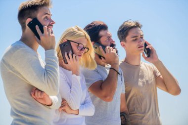 Arkadaşlar arka planda sohbet ediyorlar. Mobil iletişim. Akıllı telefonları olan insanlar. Cep telefonu. Sohbet ve tartışma. Proje tartışıyoruz. İletişim araçları. Cep telefonu sohbeti