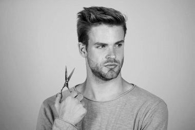 Taze saç stili. Berber dükkanı konsepti. Berber salonu. Kişisel stilistim. Sakallı adam makası tut. Modern berber dükkanı. Aletli hippi. Saç kesimi tasarlıyorum. Yüz bakımı. Kâkülleri kes. Moda ve güzellik