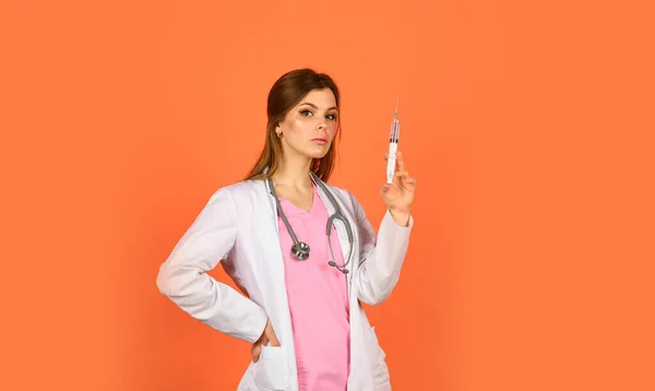 Vaccinazione e trattamento. Iniezioni di bellezza. iniezioni di tossina botulinica. Cosmetologo con siringa. Cura anti invecchiamento. Niente rughe. Pelle sana. Procedure mediche. Adorabile donna che fa iniezioni — Foto Stock