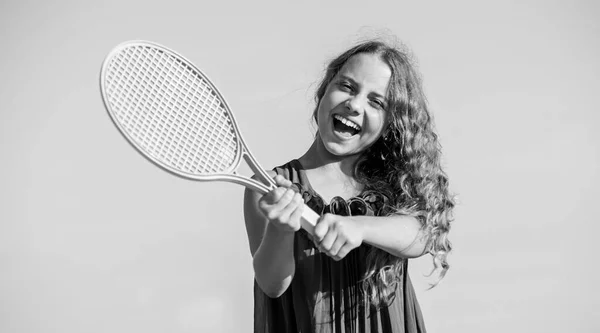 Asla pes etme. çocukluk mutluluğu. Sağlıklı bir yaşam tarzı. Tenis raketli küçük bir kız. Yaz sporları aktivitesi. Enerjik çocuk. Mutlu ve neşeli. Oyun oynuyor. Açık hava oyunları. tenis oyna — Stok fotoğraf