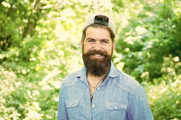 Vis ta meilleure vie. Hipster mature avec barbe. soins du visage masculin. homme brutal avec barbe. coiffeur. style hispter. Portrait de mode homme. Soin de la barbe. Un gars en forêt. camping d'été. heureux homme barbu — Photo