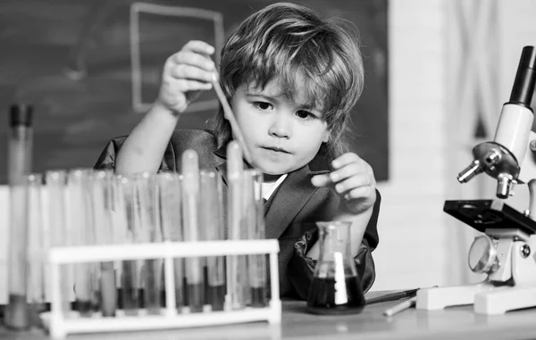 Ένα μικρό αγόρι στο μάθημα. Πίσω στο σχολείο. Ένα μικρό παιδί μαθαίνει χημεία στο εργαστήριο του σχολείου. Εξοπλισμός εργαστηρίου βιολογίας. Αγοράκι στο δημοτικό. Επιστήμονας σχολιαρόπαιδο. Σίγουρος γιατρός — Φωτογραφία Αρχείου