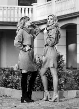 Harika hissediyorum. Sıcak, büyük giysiler. Seksi kadınlar açık havada güneşli hava. Serbest stil rahat. Sonbahar modası. Sarışın kızlar sonbahar kıyafeti yaparlar. Kızlar yumuşak örgü elbise giyer. Kaşmir yün kazak.