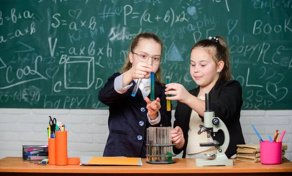 Tudományos kísérletek a laborban. Kislányok tudósa mikroszkóppal. Kémiai kutatás a laborban. Egy kislány zseni az iskolai laborban. Tudományos labor. Biológia labor. A tudományt érdemes felfedezni. — Stock Fotó