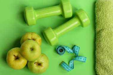 Dambıllar parlak renkli, mezura, havlu ve meyveli