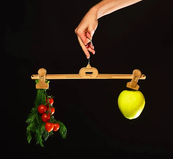Jordbruk och viktminskning koncept. Kvinnlig hand håller hängare — Stockfoto