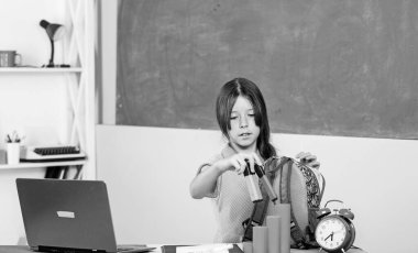 Blog yazma hobisi. Web tasarımı üzerine çalış. Program kursları. Kız dizüstü bilgisayar. Küçük çocuk defter kullanıyor. Dijital teknoloji. İnternette sörf yapmak. Programlama dili. Kişisel günlük