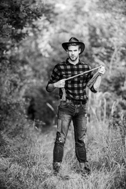 Oyun sona erdi. Vahşi batı rodeosu. Dışarıdaki şapkalı adam. Kement ipli bir kovboy. Batı. Çiftlikte kareli gömlek. Klasik tarz adam. Vahşi Batı eski kovboy. Batı kovboy portresi