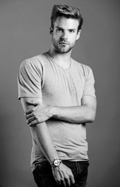 Benim tarzım. Yakışıklı adam. Özgüven ve karizma. Erkek modası. Adam modaya uygun görünüyor. İş adamı saati gözcüsü. Kot elbiseli adam. Erkek bakımı. Tıraşsız adam. Model. Sıradan bir tarz. Erkeklerin cinselliği