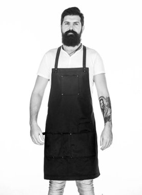 İyi giyimli maço berber. Berber dükkanı konsepti. Erkekler için kuaför berber salonu. Bıyıklı vahşi sakallı hippi adam önlük giyiyor. Berber dükkanı çalışanları. Sakal bakımı salonu. Hipster tarzı