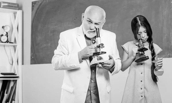 Química y biología. Niña con tutor de hombre estudiar ciencias. Pedagogo experimentado. El profesor ayuda a la colegiala. De vuelta a la escuela. Lección escolar. Excelente tipo pedagogo amistoso. Carrera pedagógica — Foto de Stock