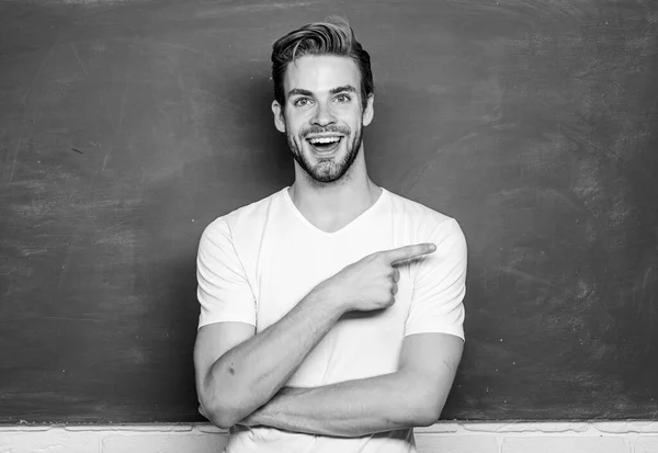 Feliz día de los maestros. Maestro de la simplificación. Hombre profesor en frente de pizarra. Las ventajas para el maestro de primaria masculino son abundantes. Enseñar podría ser más divertido. Profesor conferencista interesante — Foto de Stock