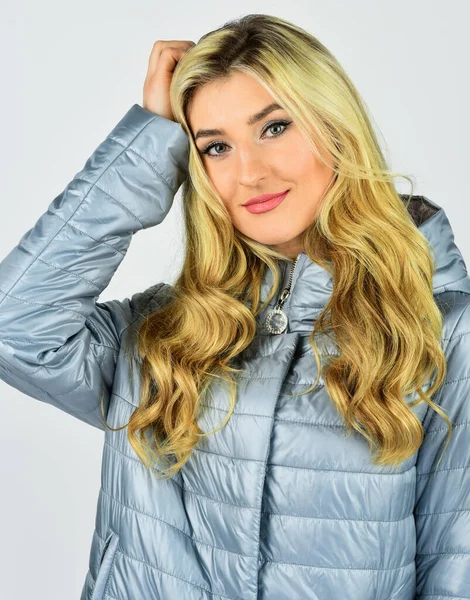 Kvinne har langt krøllete hår. moteriktige kvinner kler seg stilistisk. Sexy blond med elegant sminke. mote og skjønnhet. Vakker kvinne etter frisørsalongen. dameklær boutique – stockfoto