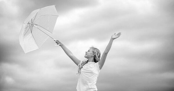 Чувствую себя сухой и защищенной. Детская мода. ребенок на облачном небе. защита от дождя. счастливая маленькая девочка с зонтиком. позитивное настроение при любой погоде. Пора в школу. осень. прогноз погоды на чёрный день
