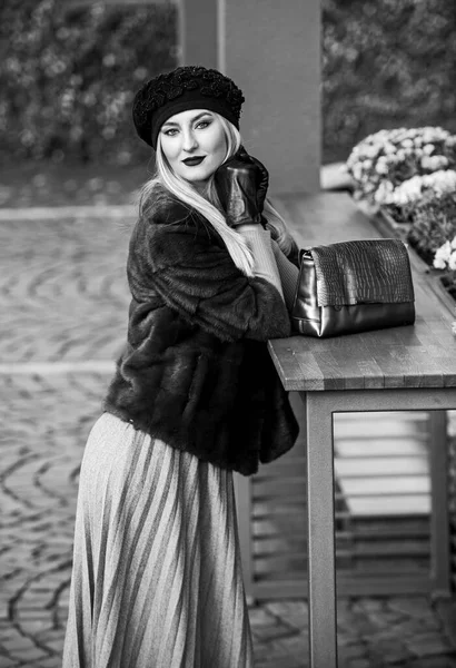Elegant woman wear fur coat. stylish parisian lady in beret. Versatile Textures. fashion and beauty. successful businesswoman in street. autumn female outfit. apparel for european winter — Stock Photo, Image