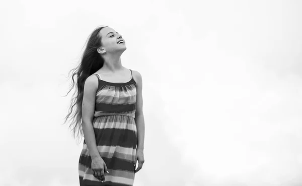 Me encanta el clima. felicidad infantil. moda de verano para niños. chica pequeña pasar tiempo al aire libre. tiempo nublado. Feliz día de los niños. niño despreocupado en vestido de verano. niña pequeña con el pelo largo y rizado — Foto de Stock