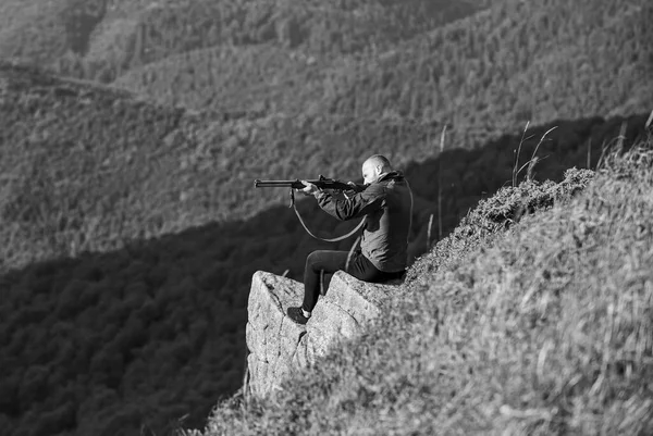 Militärstil. Männchen in Tarnung. Soldat auf dem Feld. Vieleck. muskulöser Mann mit Waffe. Ziel und Erfolg. Heereskräfte. Scharfschützen erreichen Zielberg. Feuerbereiter Mann. Hobby Jäger — Stockfoto