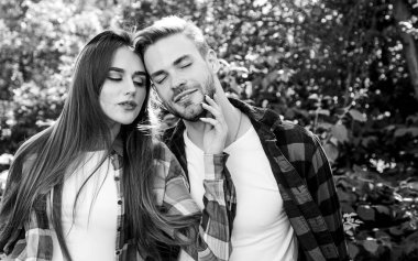 Birlikte yaşamak. Sevgililer Günü. Ormanda yaz kampı. Kareli gömlekli kadın ve erkek parkta rahatlayın. Hipster çift dışarıda. Aile hafta sonu. Romantik randevu. Birbirine aşık çiftler. Yürüyüş