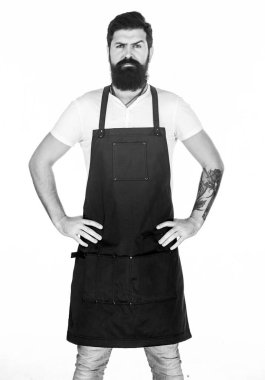 Bıyıklı vahşi sakallı hippi adam önlük giyiyor. Berber dükkanı çalışanları. Sakal bakımı salonu. İyi giyimli maço berber. Hippi tarzı. Berber dükkanı konsepti. Erkekler için berber salonu.