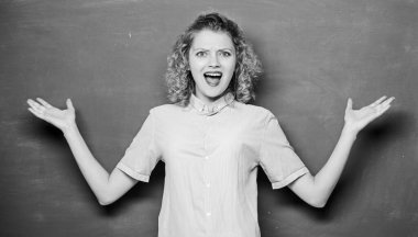 Okula dönüyorum. Kadınlar çalışmayı sever. Tahtada kafası karışmış bir öğrenci. Okuldaki kadın öğretmen. Üniversite ya da üniversite hayatı. Bilgi günü. Hep soru, hep merak