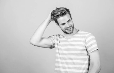 Erkek modası ve güzellik. Moda tişörtlü adam. Erkek manken. Mükemmel kaslı adam görünüşü. Gündelik stilde seksi maço. Yaz modası. Tıraşsız öğrenci. Mükemmel saç.