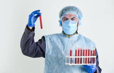Kan örnekleriyle bilim adamı test tüpleri. Laboratuvar testleri, solunum koronavirüsü hastalığı. Antikorların tespiti. Virüs tespit edildi. Adam laboratuvarda çalışıyor. Coronavirus aşısı. Doktor koruyucu maske