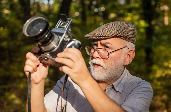 Pension hobby. Experienced photographer. Vintage camera. Old man shoot nature. Professional photographer. Make perfect frame. Landscape nature photo. Old photographer filming. Manual settings — Stock Photo, Image