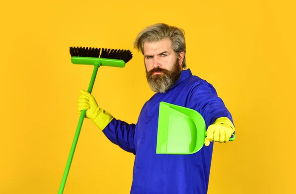 Müllabfuhr. Putztag. Reinigungsfirma. Arbeiter mit Pinsel. Reinigungsgeräte. Hofmannsbesetzung. Hausmeister professionell. Bärtige hipsterblaue Uniform mit Besen. Gärtner Reinigungskraft — Stockfoto