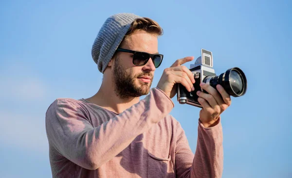 Because every picture tells a story. capture adventure. journalist. travel with camera. male fashion style. looking trendy. macho man with camera. sexy man touristic reporter. photographer in glasses — Stock Photo, Image
