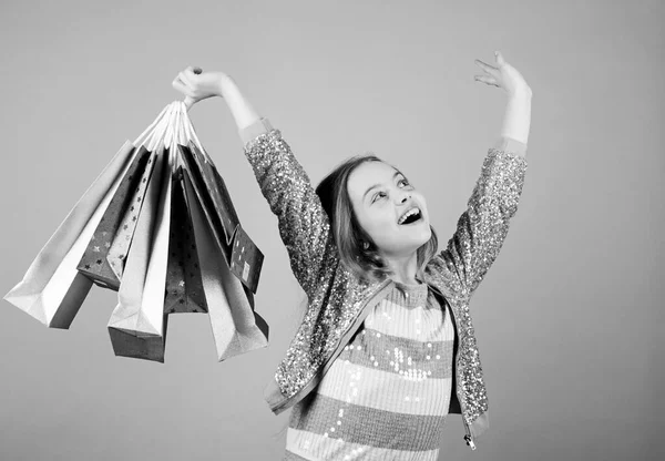 Ευτυχισμένο παιδί. Κοριτσάκι με δώρα. Μικρό κορίτσι με τσάντες για ψώνια. Πωλήσεις και εκπτώσεις. Εξοικονόμηση διακοπών. Σπίτι για ψώνια. Παιδική μόδα. βοηθός καταστήματος με πακέτο. Ώρα για ψώνια — Φωτογραφία Αρχείου