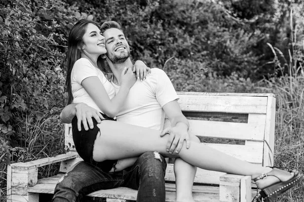 Du temps libre ensemble. joyeuse Saint-Valentin. camping d'été en forêt. homme avec femme dans le parc. couple se détendre en plein air sur le banc. Un endroit secret. week-end en famille. rendez-vous romantique. couple amoureux. Le bonheur — Photo