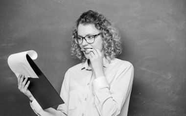 Evrak işleri belgesel dosyaları. Okul ödevi. Okula dönelim. Bilgi toplama günü. Bugün burada olan. Yoklama konsepti. Bayan öğretmen klasör belgelerini tutuyor. Ders planı. Kurallara göre.