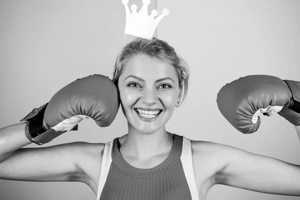 Lograr el éxito. Celebra el éxito. Reina del ring de boxeo. Deportiva con corona de princesa. Chica alegre con puntal de corona en guantes de boxeo. Ganadora atlética. Concepto de victoria. Éxito deportivo — Foto de Stock