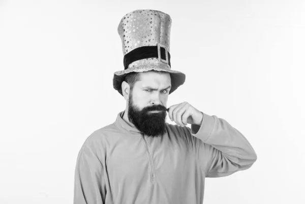 Il fait tourner sa moustache. Joyeuse fête des saints. Homme barbu célébrant saint patricks jour. Hipster en chapeau et costume de lutin. Irlandais barbe verte — Photo