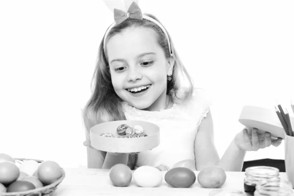 Μικρό χαρούμενο κοριτσάκι με πασχαλινά αυγά απομονωμένο σε λευκό — Φωτογραφία Αρχείου