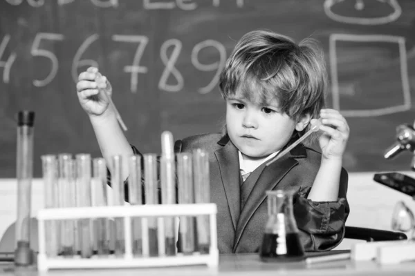 Análisis químico. Científico talentoso. Estudia química para niños. Biotecnología y farmacia. Alumno genio. Concepto educativo. Wunderkind experimentando con la química. Chico tubos de ensayo líquidos química — Foto de Stock