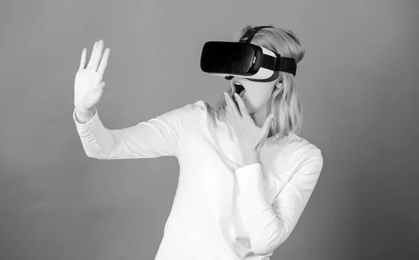 Egy nő virtuális valóság szemüveget visel. Személy virtuális valóság sisak elszigetelt kék hátterű. Nő virtuális valóság headset. Elszigetelt virtuális valóság. — Stock Fotó