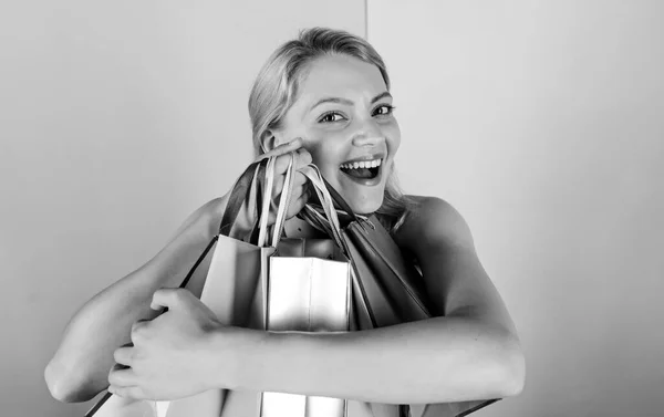 Chica adicta a las compras. Terapia de compras. Compra regalos. Mujer en gira de compras. Descuentos y programa de lealtad. Chica con bolsas de papel. Concepto Viernes Negro. Experto en compras. Comercio minorista y consumismo — Foto de Stock