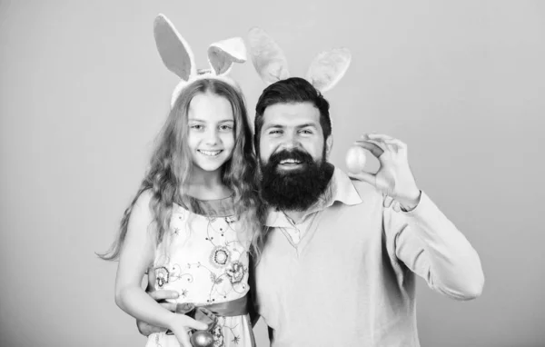 父と子は、イースターを祝います。春の休日。イースターの精神。家族全員のためのイースターの活動。ハッピー イースター。ホリデイ ・ ウサギの長い耳。家族の伝統の概念。お父さんと娘バニーの耳を着用します。 — ストック写真