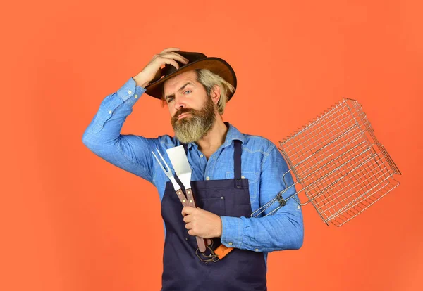 Zomer familiediner. Barbecue Grill Street voedsel. Eet buiten in een gelukkig gezin. Feestdag. Man kookt om barbecue te eten. Grill en bbq. Zomer barbecue koken. Barbecue gerelateerde zaken — Stockfoto